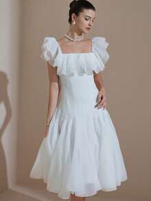 Aveloria Rosie 白色露肩荷叶边连衣裙，挺括的褶裥设计，浪漫优雅的风格，适合夏季派对、海滩度假和伴娘婚礼，收腰设计，轻盈的雪纺面料。主要特点：露肩连衣裙、荷叶边下摆、挺括设计、收腰、夏季连衣裙、浪漫连衣裙、雪纺连衣裙、度假连衣裙、飘逸连衣裙。法式小众荷叶边下摆露肩纹理面料褶裥A字连衣裙 - 白色 - 查看 5