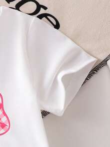 SHEIN 2件套可爱时尚樱桃印花蝴蝶结装饰圆领短袖白色T恤搭配格子蝴蝶结牛仔短裤，休闲夏季女童短袖套装，女童夏季服装套装，樱桃图案女童套装，女童樱桃套装，女童短裤套装，新款SS26时尚夏季女童樱桃上衣短裤套装，女童夏季服装套装，女童牛仔短裤套装，短袖T恤牛仔短裤女童夏季服装套装 - 白色 - 查看 5