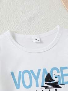 SHEIN 两件套男童夏季套装，休闲白色T恤印有“VOYAGE OCEAN”标语，宽松蓝色短裤饰有海洋沙滩度假主题，舒适的夏季沙滩度假幼儿男童短袖短裤套装 - 白色 - 查看 5