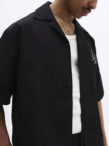 SUMWON Camisa de manga corta con botones y cuello casual, estilo streetwear, con estampado de letras góticas para uso diario - Negro - Ver 5