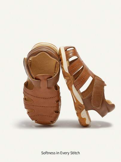 Cozy Pixies 一双适合男婴的夏季时尚闭趾平底凉鞋：时尚、百搭、可爱、俏皮、基础款、休闲又舒适