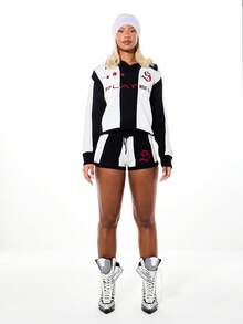 SUMWON WOMEN Quần short bó sát kiểu bóng đá dệt kim kẻ sọc với các mảng phối màu tương phản và chi tiết logo, thích hợp cho trang phục thường ngày, phong cách đường phố, mặc nhà mùa thu đông. - Đen và trắng - Xem 3