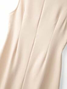 GlowEve CURVE 大码女装两件套：优雅黑色撞色珍珠串珠饰边V领长袖开衫外套和圆领珍珠装饰长裙，适合秋冬季休闲、工作和派对场合。 - 卡其色 - 查看 3