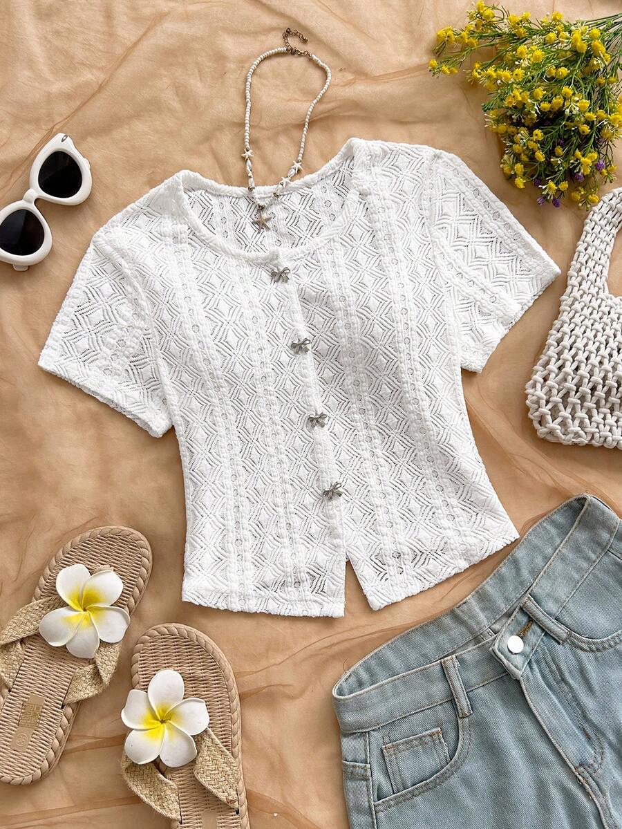 Soleia 女士度假杏色和白色纹理针织圆领开衫，饰有精致蝴蝶结和金属纽扣，修身下摆开衩，适合度假、约会、下午茶、海滩、邮轮、城市旅行、音乐节、波西米亚风度假等场合。 - 白色 - 查看 1