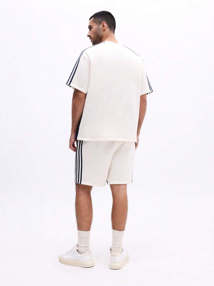 스트라이프 디테일이 있는 크루넥 티셔츠와 반바지 세트