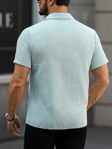 Manfinity CasualCool Áo sơ mi nam tay ngắn dáng rộng, chất liệu vải dệt họa tiết, thích hợp cho các buổi đi chơi, món quà tuyệt vời cho gia đình và bạn bè. Áo sơ mi nam màu ngọc lam, áo sơ mi nam dự tiệc, áo sơ mi nam tay ngắn, phong cách cổ điển, thích hợp cho sinh hoạt hàng ngày, các chuyến đi cuối tuần, hoạt động ngoài trời, du lịch, môi trường làm việc thoải mái hoặc các dịp bán trang trọng, quà tặng cho bạn trai/chồng, quà kỷ niệm/sinh nhật, tiệc tùng, kỳ nghỉ hè, đám cưới, từ xuân sang hè, lễ hội Mardi Gras. Áo sơ mi nam tay ngắn xếp ly thời trang, áo sơ mi cài nút cổ cho mùa hè. - màu xanh lá - Xem 2