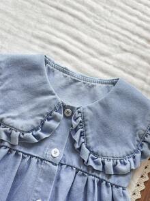 SHEIN Vintaside Kids 女婴牛仔连衣裙，浅蓝色水洗牛仔布，荷叶边彼得潘领，俏皮可爱；无袖设计，清爽舒适；高腰A字裙摆，活泼灵动；适合春夏穿着；轻盈亲肤，让宝宝看起来甜美可人。 - 淺色水洗藍 - 查看 5