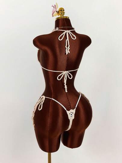 Amplova 女士钩针花朵迷你两件套性感比基尼，饰以珍珠，适合海滩度假。精致的钩针花朵设计，永不过时的时尚感，搭配珍珠串珠系带。手工钩织比基尼，饰以手工珍珠串珠，并配有弹性系带。