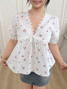 CovetEZ Áo sơ mi tay phồng phối ren tương phản, họa tiết quả anh đào, cỡ lớn, kiểu dáng thường ngày, hàng mới về, áo kiểu cho nữ mùa hè, áo kiểu nữ thường ngày, áo kiểu thanh lịch. - trắng - Xem 3