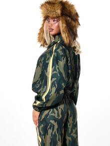 SUMWON WOMEN Sudadera con capucha de manga raglán oversize con estampado de camuflaje y paneles de contraste - Verde militar - Ver 2