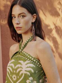 Nöista 这款优雅的交叉露背吊带宽松印花上衣，复古抹茶绿配色，是夏季的完美之选。无论是度假装扮、外出服还是沙滩装，这款波西米亚风上衣都是休闲假日和日常穿着的理想之选。 - 綠色 - 查看 7