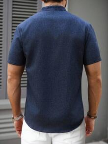 Manfinity CasualCool 男士纯色前开襟纽扣领休闲短袖衬衫 男士休闲衬衫 男士亚麻衬衫 男士纽扣衬衫 夏季男士短袖衬衫 男士休闲短袖衬衫 适合日常休闲、周末旅行、户外活动、探险旅行、轻松的工作环境或半正式场合，也是送给男友/丈夫、周年纪念/生日、派对、暑假、新年、婚礼、情人节的理想礼物。 - 寶藍色 - 查看 2