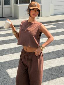 SHEIN EZwear 春夏新款休闲套装，适合外出、日常穿着、派对、音乐节、返校、毕业典礼、度假、居家、街头风、运动等多种场合，可单穿或叠穿，做旧印花，长袖露脐上衣搭配宽松长裤，刺绣英文文字，宽松版型，咖啡色，大码两件套 - 鏽棕色 - 查看 5