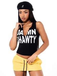 SUMWON WOMEN 无袖背心，深V领设计，饰有醒目的文字印花，适合休闲夏季穿搭。 - 黑色 - 查看 1