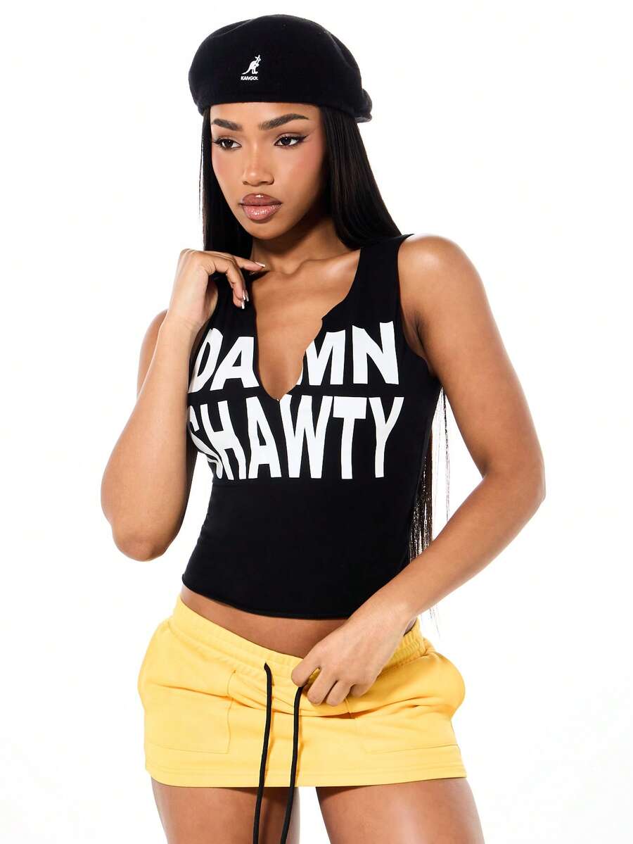 SUMWON WOMEN 无袖背心，深V领设计，饰有醒目的文字印花，适合休闲夏季穿搭。 - 黑色 - 查看 1