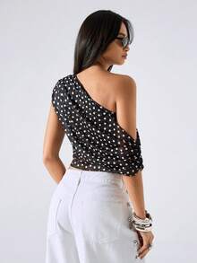 LYSMO Áo crop top chấm bi dáng ôm bất đối xứng vai, phong cách tối giản, mẫu mới 2026 dành cho nữ mùa xuân/hè. Áo mùa hè/áo hè/áo hè/áo nữ mùa xuân/nghỉ xuân/sinh nhật cho nữ/áo đi chơi/áo đi chơi cho nữ/áo đi chơi/áo kiểu thường ngày cho nữ/áo đi nghỉ mát/áo đi nghỉ mát cho nữ/phong cách Y2K/phụ nữ Y2K/phong cách những năm 2000/áo vàng/trang phục lễ hội/phong cách lễ hội 2026 cho nữ/lễ hội/sinh nhật cho nữ/mùa tựu trường/trở lại trường/áo chấm bi. - Đen và trắng - Xem 2