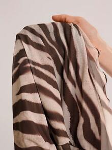 Avantive 女士斑马纹迷你连衣裙，时尚百搭，适合通勤、约会和外出穿着 - 棕色 - 查看 7