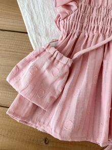 SHEIN 3件套/女婴可爱时尚粉色纹理梭织面料上衣，胸前饰有褶皱荷叶袖，搭配短裤和小包，三件套组合，夏季完美之选 - 粉色 - 查看 8