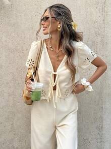 Serisse 2026新款女士纯色刺绣激光镂空泡泡袖系带上衣和长裤两件套，法式镂空刺绣花卉短袖上衣+高腰阔腿裤套装，前系带设计，休闲舒适的两件套夏季女装，适合春夏海滩度假、野餐、度假、海滩度假装、假日装、夏季服装、夏季服装、女士度假套装、潮流套装、最新款女士套装、夏季套装、沙滩套装、休闲套装、毕业套装、假日套装 - 杏色 - 查看 3