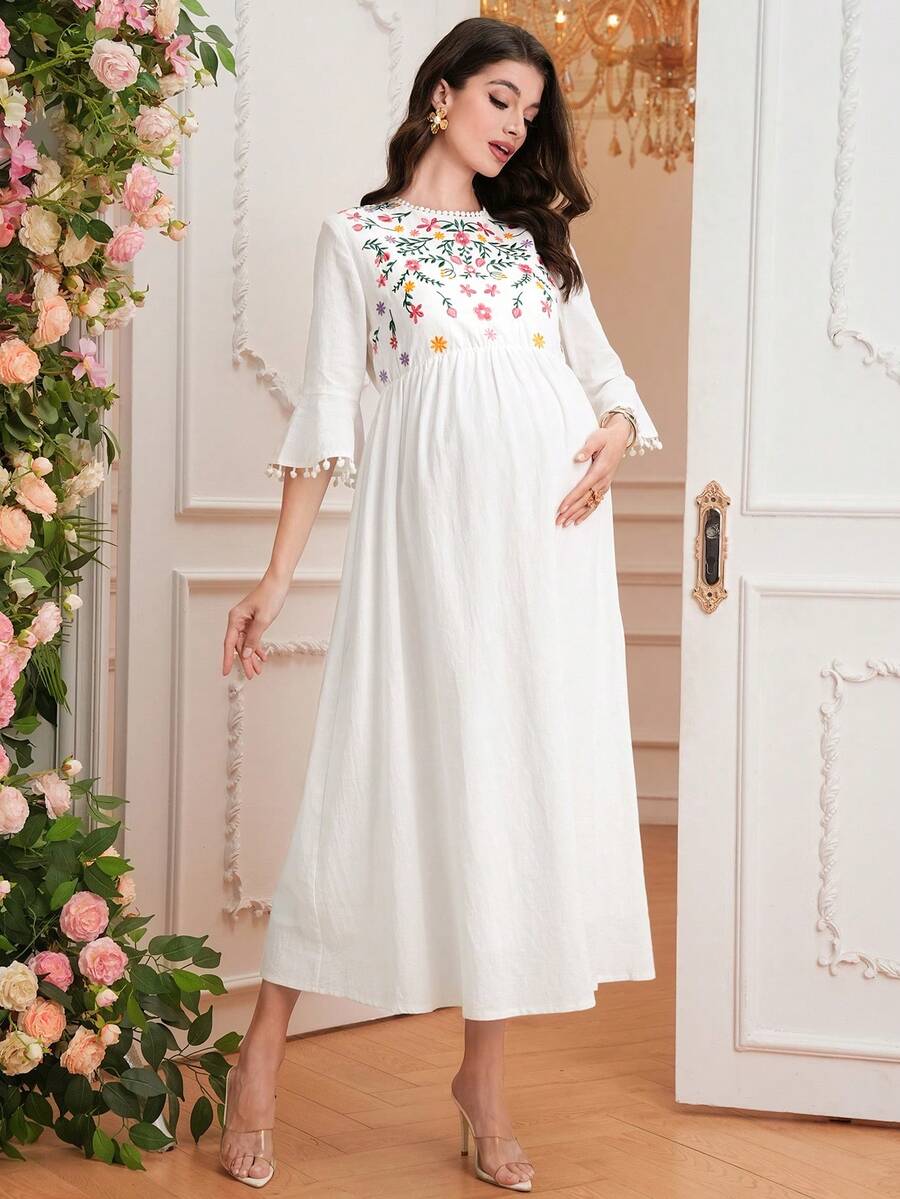 SHEIN Vestido de maternidad con puño, adorno de pompones y flores, manga campana, bordado floral, bajo en línea A, vestido largo de algodón - Blanco - Ver 1