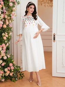 SHEIN Vestido de maternidad con puño, adorno de pompones y flores, manga campana, bordado floral, bajo en línea A, vestido largo de algodón - Blanco - Ver 4
