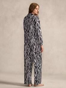 SHEIN 这款女士睡衣套装以经典的黑白斑马纹为主图案，采用翻领设计、开襟款式和简约的口袋细节。舒适的睡衣功能性与前卫的动物纹元素相结合，兼具休闲与个性。 - 黑與白 - 查看 2