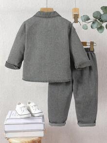 Genkimix Kids 这款男童休闲长袖牛仔套装，采用简约宽松的翻领设计，正面饰有棕色压纹字母印花和实用小口袋，搭配舒适的休闲裤，尽显简约优雅。适合春秋季日常穿着、上学、旅行和休闲活动，是必备的基础牛仔套装。 - 黑色 - 查看 2