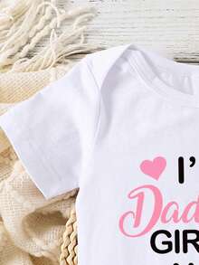 Baby Girl Simple Letter Print White Romper Suitable For Spring/Summer, "I'M MY DADDY'S GIRL AND MY MOMMY'S WORLD" Bow Print Cute Romper Summer Outfit - White - View 5