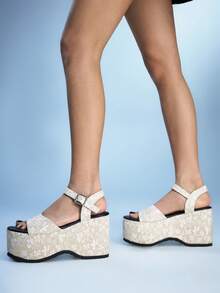 Sugerpunk 女士黑色高跟鞋，露趾，镶钻亮片凉鞋，适合Y2K、甜美摇滚朋克哥特风，度假坡跟厚底一脚蹬凉鞋 - 白色蕾絲小花 - 查看 3