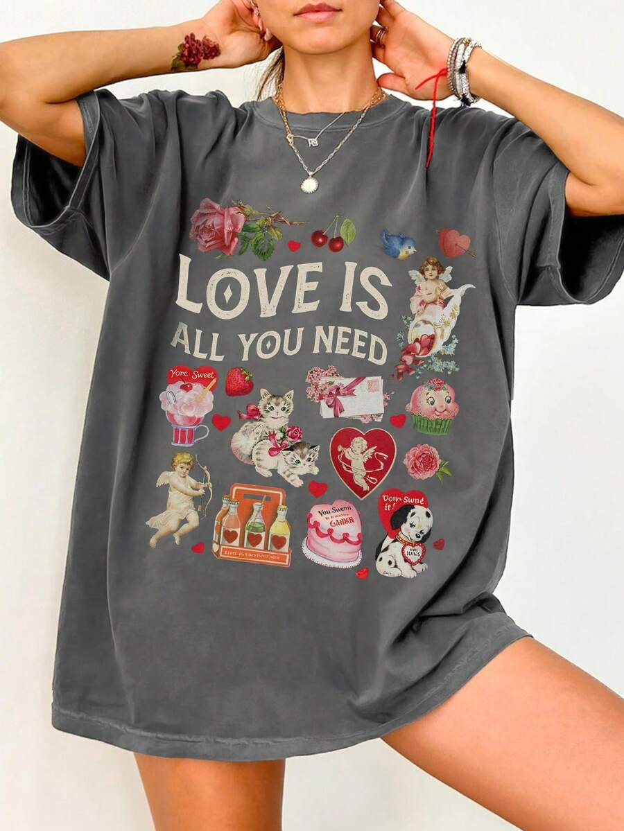 EMERY ROSE T-shirt vintage de la Saint-Valentin, T-shirt imprimé "L'amour est tout", T-shirt rose, T-shirt Cupidon, T-shirt cœur, T-shirt de fête, T-shirt de la Saint-Valentin pour femme, unisexe, T-shirt cadeau de la Saint-Valentin - Gris foncé - Voir 1