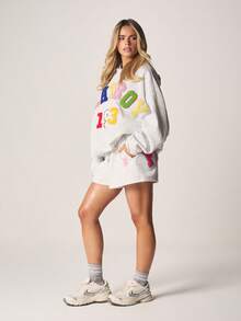 Missguided x Playboy Quần short thể thao nữ dáng rộng, có dây rút, điểm nhấn là họa tiết chữ bằng vải nhung nhiều màu sắc và cạp chun co giãn, thích hợp mặc ở nhà mùa hè. - Màu Xám nhạt - Xem 5