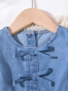 Bộ 2 món áo và quần short denim xanh dương dáng rộng có bèo nhún cho bé gái. - Rửa nhẹ - Xem 7