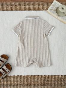 SHEIN 新生儿男女宝宝卡其色纹理柔软针织罗纹 Polo 领短袖半拉链连体衣和宽松短裤套装，休闲可爱百搭风格，适合春夏日常穿着、外出、度假。 - 卡其色 - 查看 3