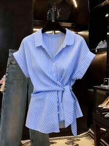 SHEIN Franclia 女士法式条纹领衬衫，夏季女士撞色条纹荷叶边短袖衬衫上衣，女士衬衫，女士条纹上衣，女士办公室商务装，女士系带腰身蓝白条纹短袖衬衫，新款女士高端质感衬衫，女士短袖不对称下摆荷叶边领衬衫上衣。蓝色条纹衬衫沙滩衬衫，女士蓝白衬衫短套装，女士度假蓝白条纹衬衫沙滩衬衫，女士夏季衬衫，女士度假蓝色条纹上衣，夏季度假衬衫，女士上衣和衬衫，女士条纹裹身衬衫，女士夏季衬衫，女士夏季度假服装，女士衬衫，女士休闲沙滩装，女士度假装 - 藍色 - 查看 3
