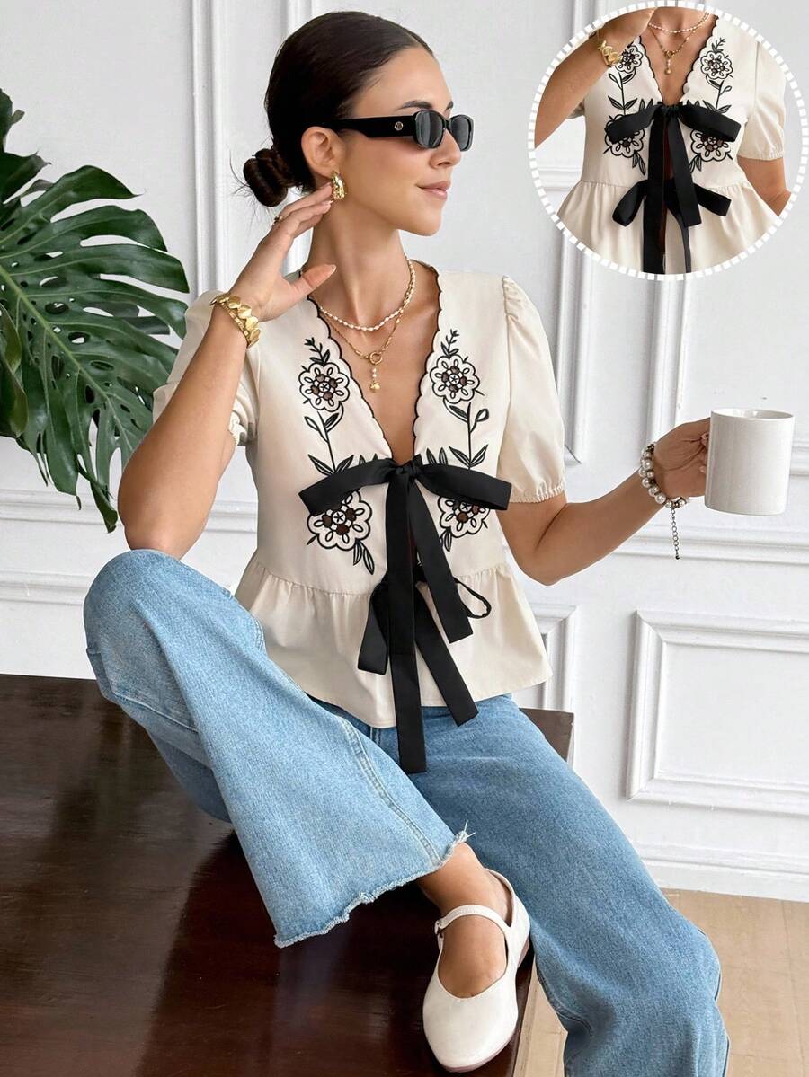 Serisse 女士休闲V领撞色刺绣和撞色蕾丝花卉镂空刺绣系带衬衫，前襟打结，短泡泡袖，时尚蝴蝶结装饰荷叶边下摆，休闲百搭的度假短袖衬衫，夏季度假上衣，外出上衣，日常穿着，复古风格女士图案衬衫，波西米亚风夏季上衣，春季时尚度假风 - 杏色 - 查看 1