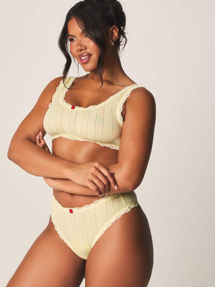 MISSGUIDED Conjunto de lencería con bralette y calzón con borde de encaje de puntilla, bordes festoneados y pequeños detalles de lazos