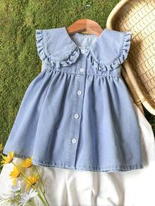 SHEIN Vintaside Kids 女婴牛仔连衣裙，浅蓝色水洗牛仔布，荷叶边彼得潘领，俏皮可爱；无袖设计，清爽舒适；高腰A字裙摆，活泼灵动；适合春夏穿着；轻盈亲肤，让宝宝看起来甜美可人。 - 淺色水洗藍 - 查看 3