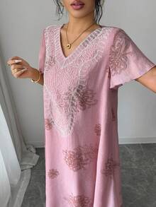Al Najma Vestido holgado de estilo árabe con cuello en V elegante y minimalista, aplicación y volante único en el bajo - Rosa - Ver 6