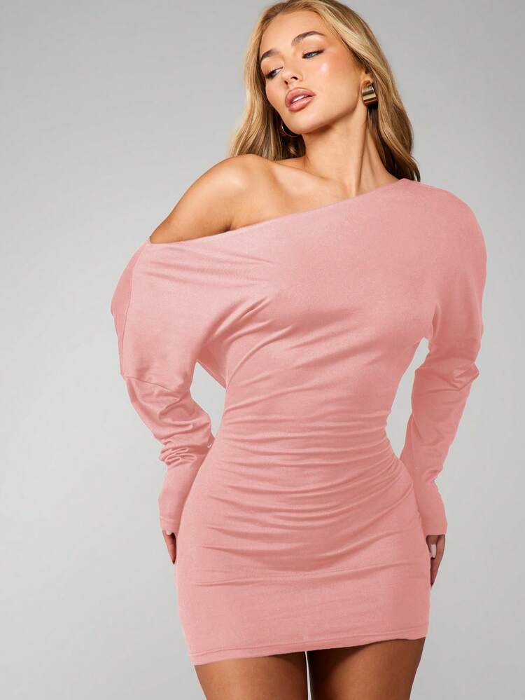 MISSGUIDED Vestido Assimétrico Mini com Mangas Longas e Ombros à Mostra, com Silhueta Ajustada e Franzida, para Festas e Ocasiões Casuais