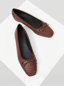 Mnmlis 女士棕色编织蝴蝶结装饰方头平底套脚鞋，棕色PU编织材质，法式捏嘴芭蕾舞鞋 - 棕色 - 查看 5