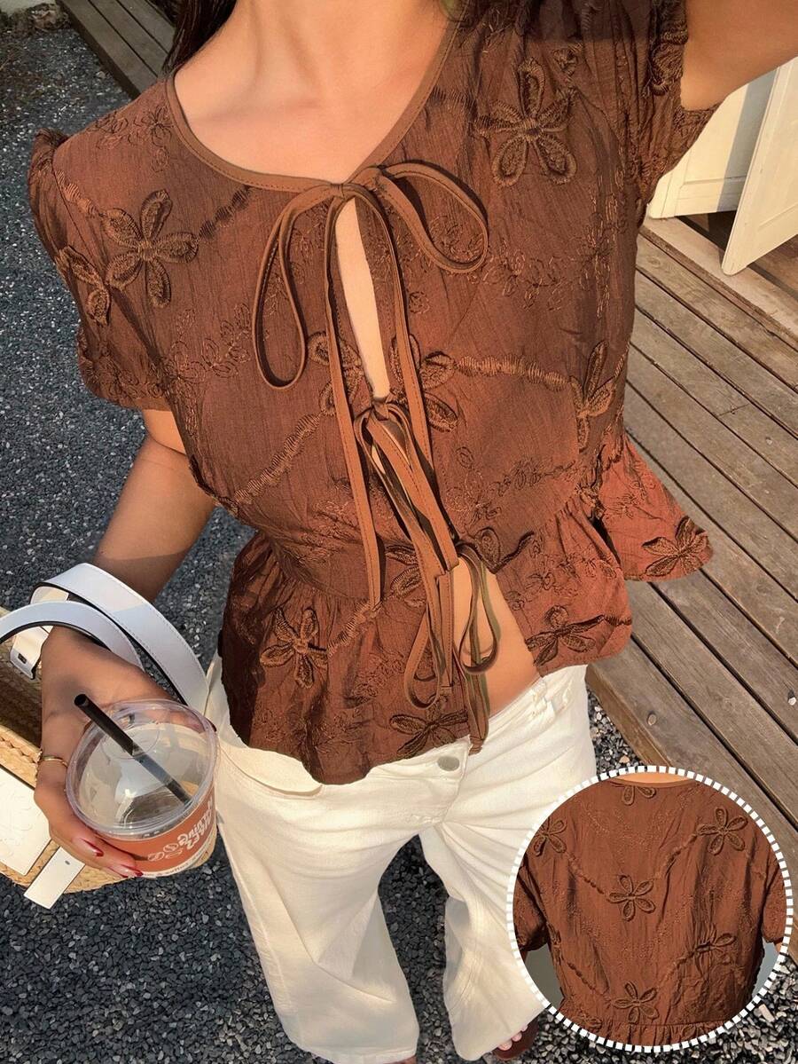 SHEIN Frenchy قميص نسائي كاجوال للعطلات مطرز بأربطة أمامية وأكمام قصيرة - بني - مشاهدة 1