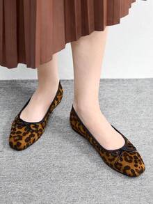 CUCCOO BIZCHIC أحذية بالية ذات كعب منخفض بتصميم فرنسي مربع الأصبع، مصنوعة من قماش مخمل مطبوع بنمط نمر بني وزخرفة فيونكة بسيطة وجميلة، مناسبة للارتداء في جميع الفصول وللتنقل اليومي وحفلات عيد الحب وغيرها من المناسبات - ليوبارد براون - مشاهدة 1