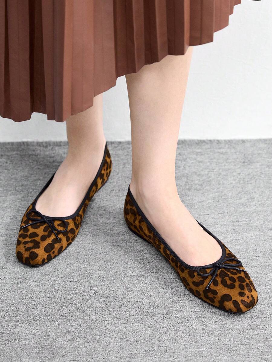 CUCCOO BIZCHIC أحذية بالية ذات كعب منخفض بتصميم فرنسي مربع الأصبع، مصنوعة من قماش مخمل مطبوع بنمط نمر بني وزخرفة فيونكة بسيطة وجميلة، مناسبة للارتداء في جميع الفصول وللتنقل اليومي وحفلات عيد الحب وغيرها من المناسبات - ليوبارد براون - مشاهدة 1