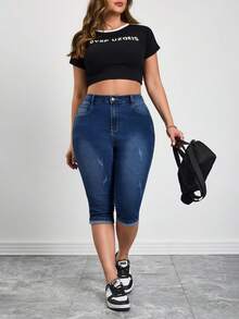 SHEIN CURVE+ Plus Size Women Pocketed Button Casual Everyday Wear Cropped Jeans Spring To Summer Valentine's Day Carnival Costume Commuting Vacation Graduation Chic Y2k Cute Streetwear Party Wedding Elegant Business Casual Woman Plus Size Women's High Stretch Dark Wash Denim Capris Comfort Fit Mid-Rise Jeans - Blue - View 6