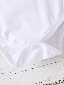 Baby Girl Simple Letter Print White Romper Suitable For Spring/Summer, "I'M MY DADDY'S GIRL AND MY MOMMY'S WORLD" Bow Print Cute Romper Summer Outfit - White - View 4