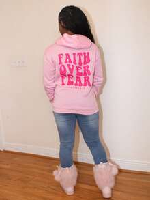 Steph T 女式连帽运动衫，带字母印花和抽绳开合，保暖内衬 FAITH OVER FEAR，长袖上衣 - 粉色 - 查看 2