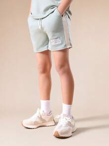 SUMWON Bộ đồ thể thao mùa hè năng động gồm áo thun in khẩu hiệu và quần short dây rút cổ tròn tay ngắn, thiết kế phối màu độc đáo. - Nhiều màu - Xem 4