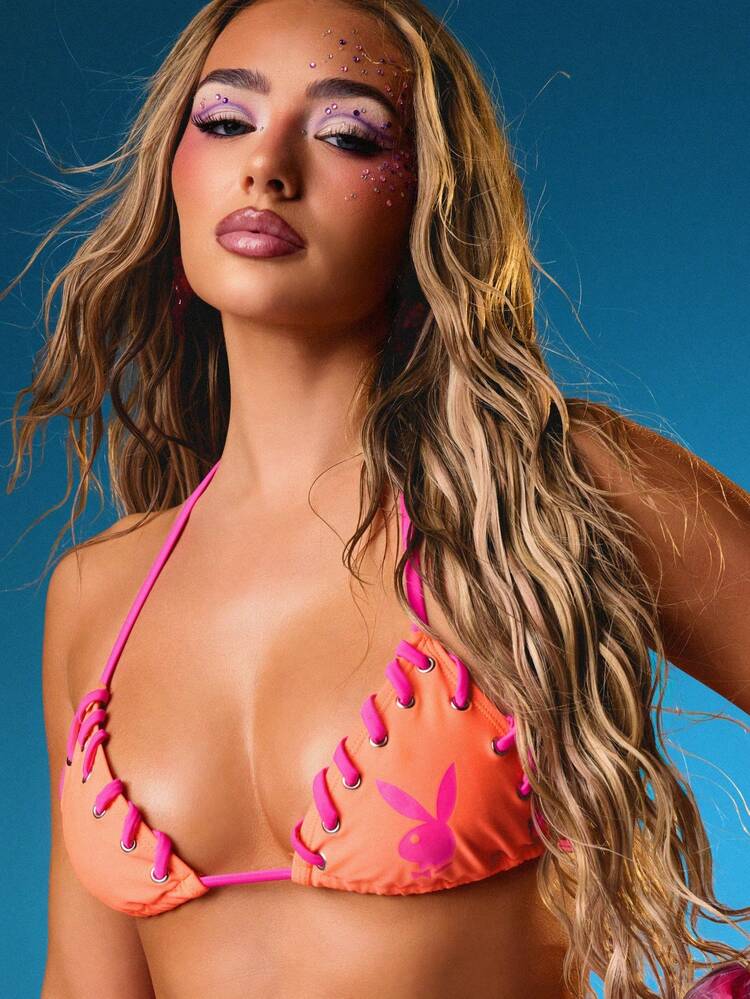 Missguided x Playboy Dwuczęściowy komplet bikini z kontrastowymi sznurowanymi detalami i nadrukiem z logo króliczka na lato