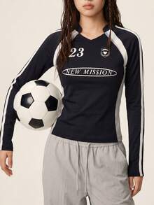 Rina Fox 女士黑色长袖V领插肩袖运动上衣，侧边饰有条纹，印有23号、“NEW MISSION”字样和徽章标志 - 修身弹力足球衫风格休闲街头T恤 - 黑色 - 查看 1
