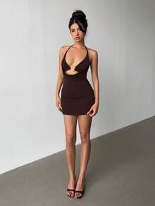 Aloruh 女士纯色金属环装饰镂空垂领针织迷你连衣裙 - 巧克力棕 - 查看 3